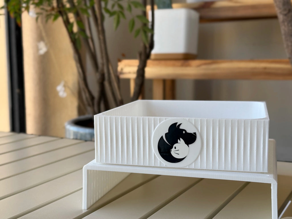 Automatic dog and cat feeder with dual sensing technology (RFID/IR) and customizable design