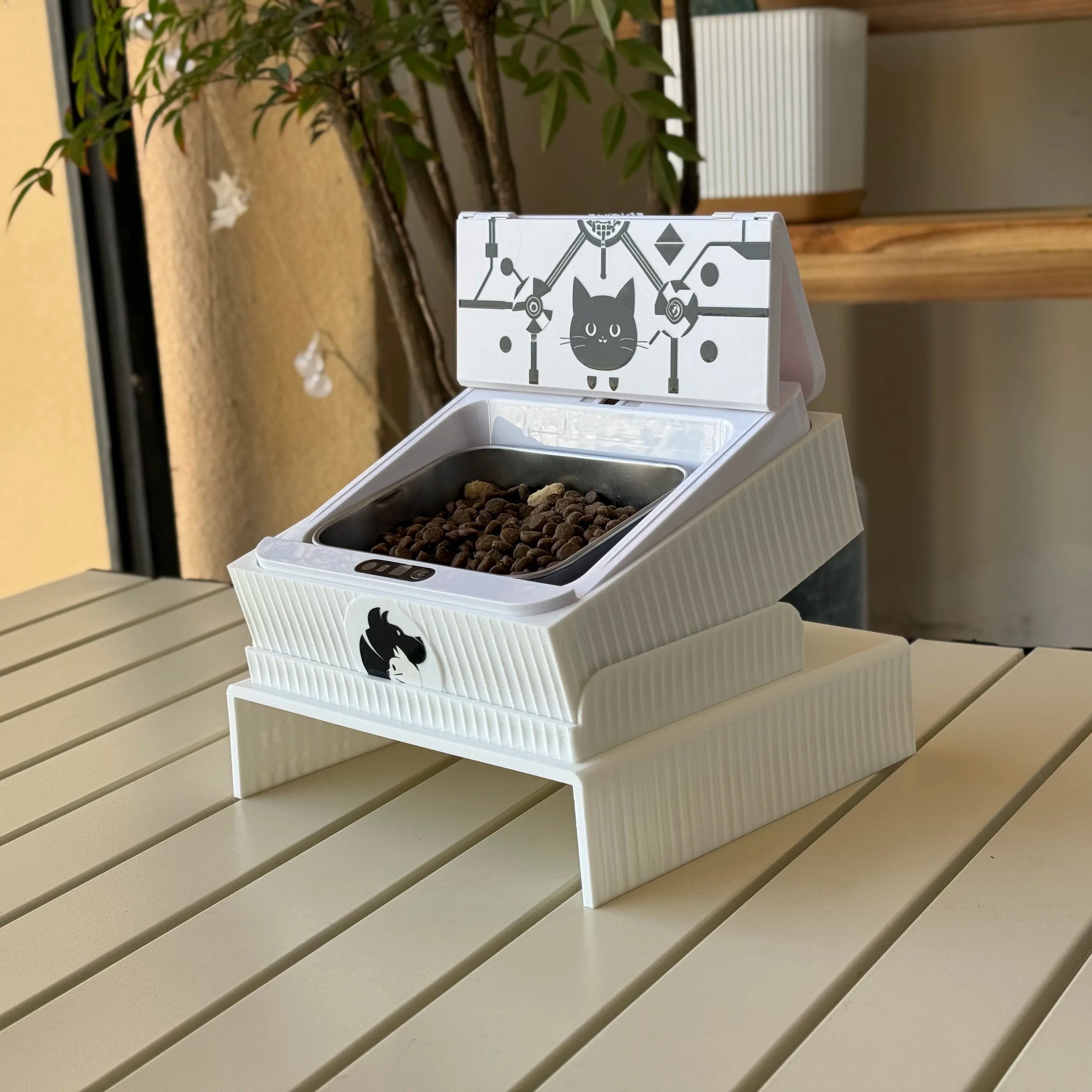 Automatic dog and cat feeder with dual sensing technology (RFID/IR) and customizable design