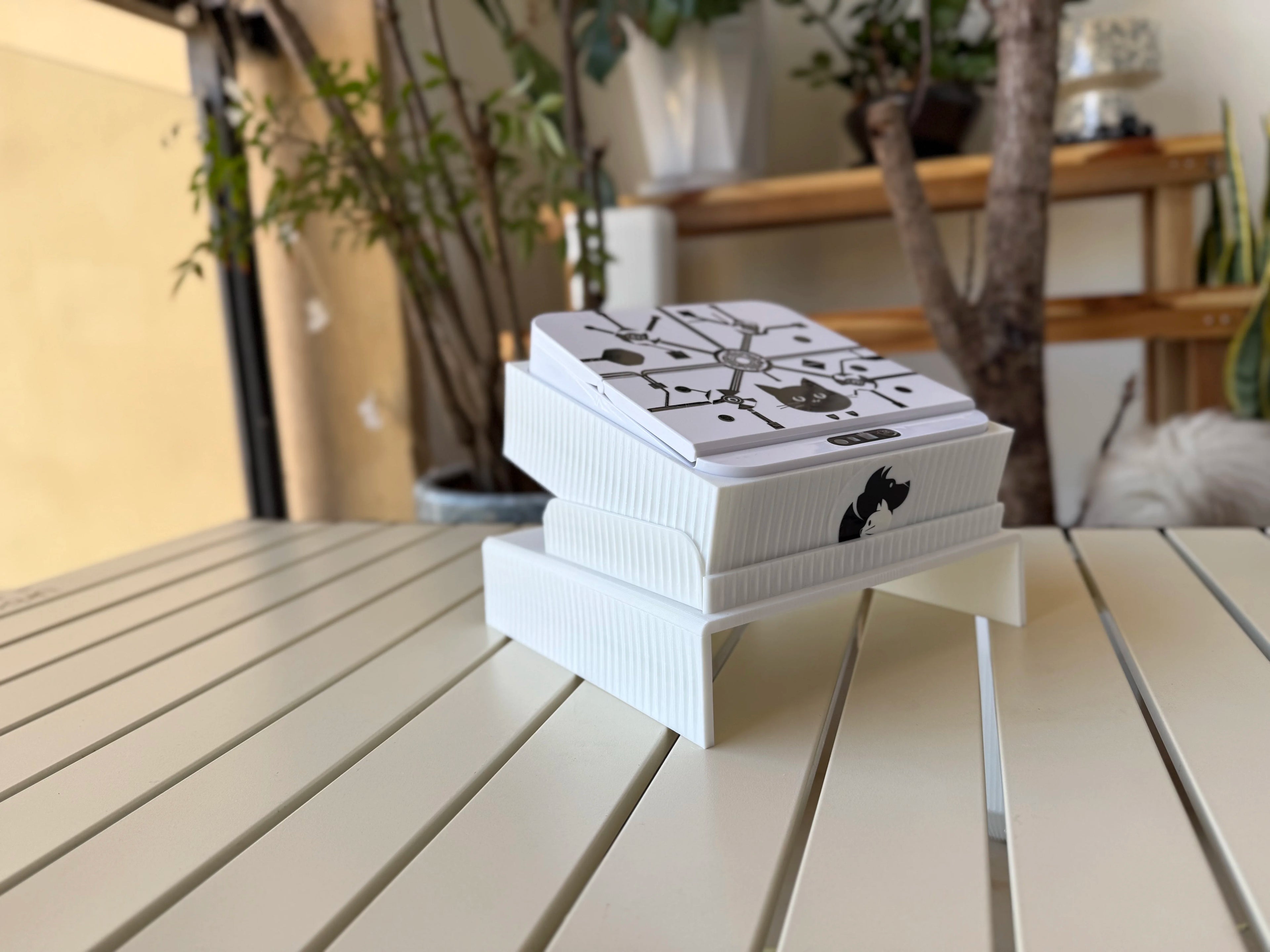 Automatic dog and cat feeder with dual sensing technology (RFID/IR) and customizable design