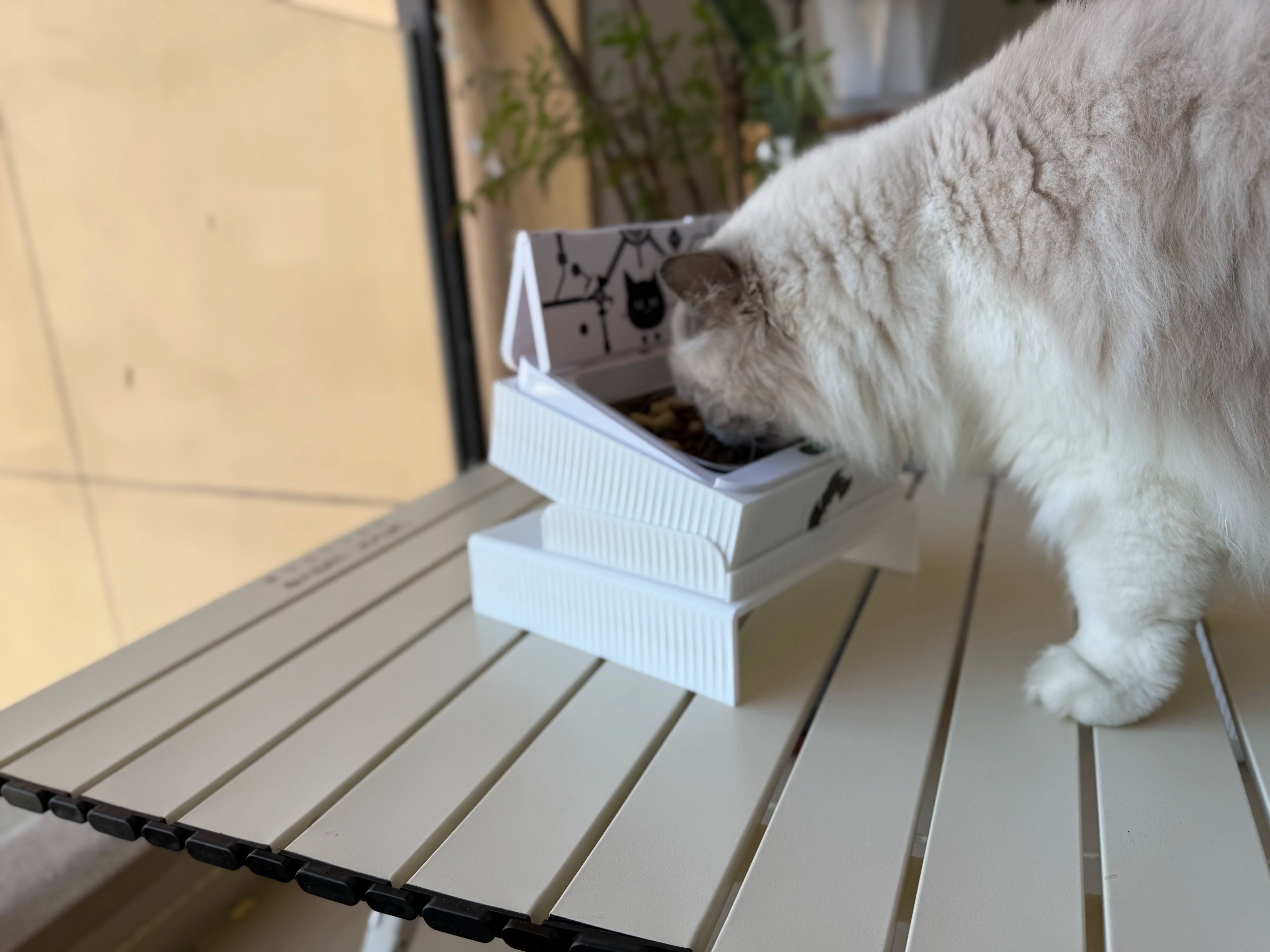 Automatic dog and cat feeder with dual sensing technology (RFID/IR) and customizable design